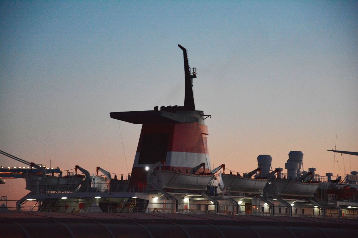 Detalle de la chimenea del buque "Vronskiy", al amanecer de un nuevo día en Algeciras