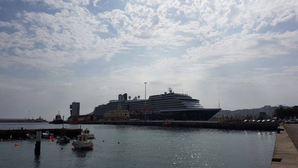 El buque "Oosterdam", gran protagonista de la jornada en Ceuta