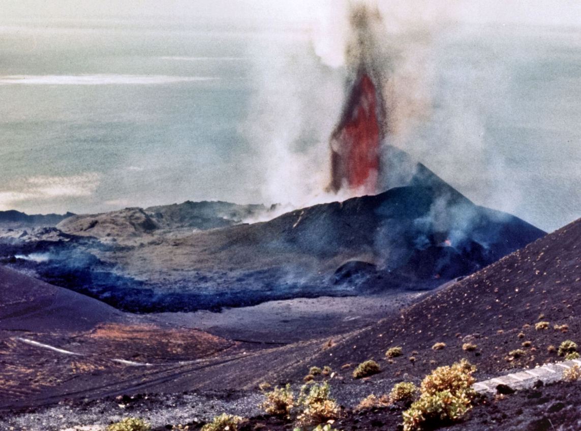 El volcán Teneguía, en pleno apogeo (1971)