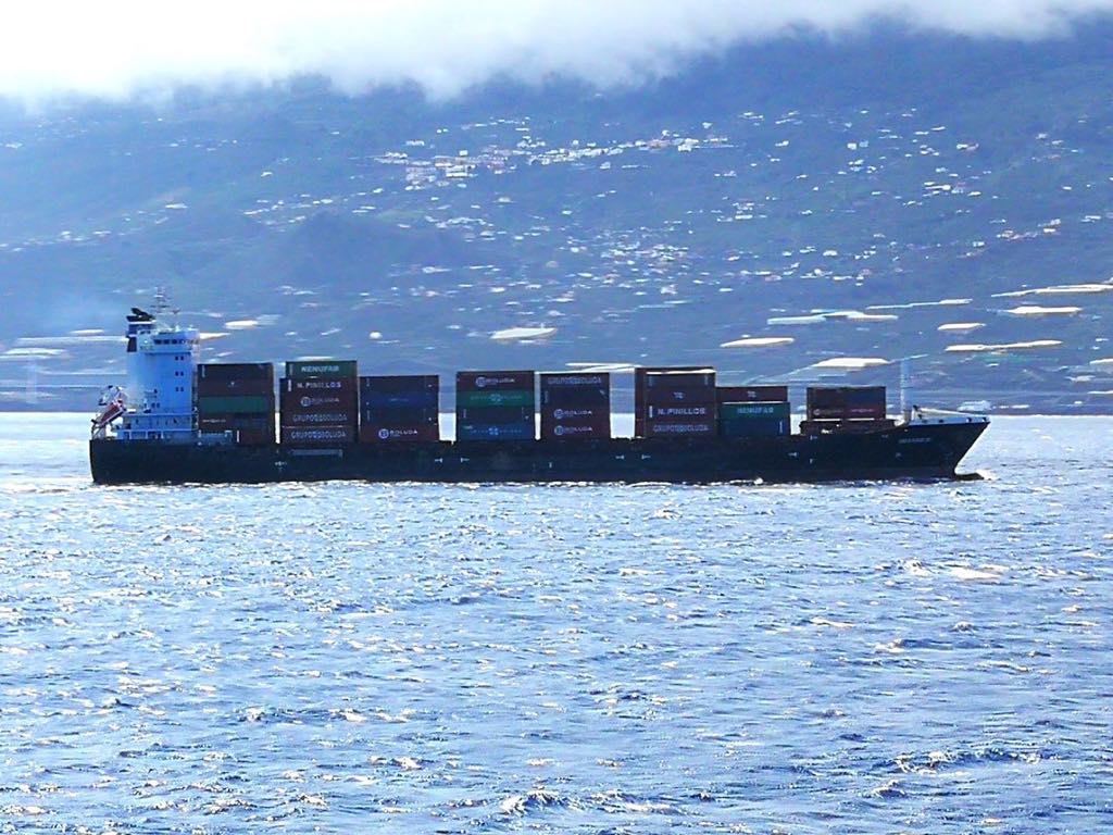 El buque "Beatriz B" maniobra para atracar en el puerto de Santa Cruz de La Palma 