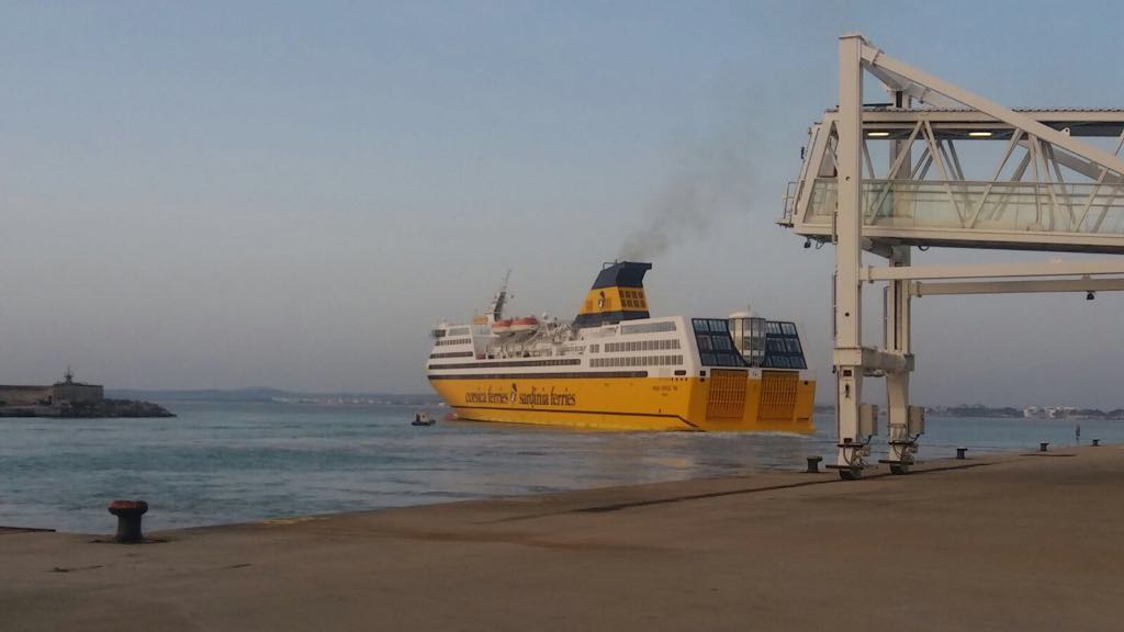 El buque "Mega Express Two" maniobra en el puerto de Alcudia