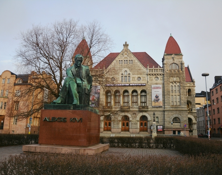 La estatua de Aleksis Kivi preside la plaza que precede al Teatro Nacional Finlandés