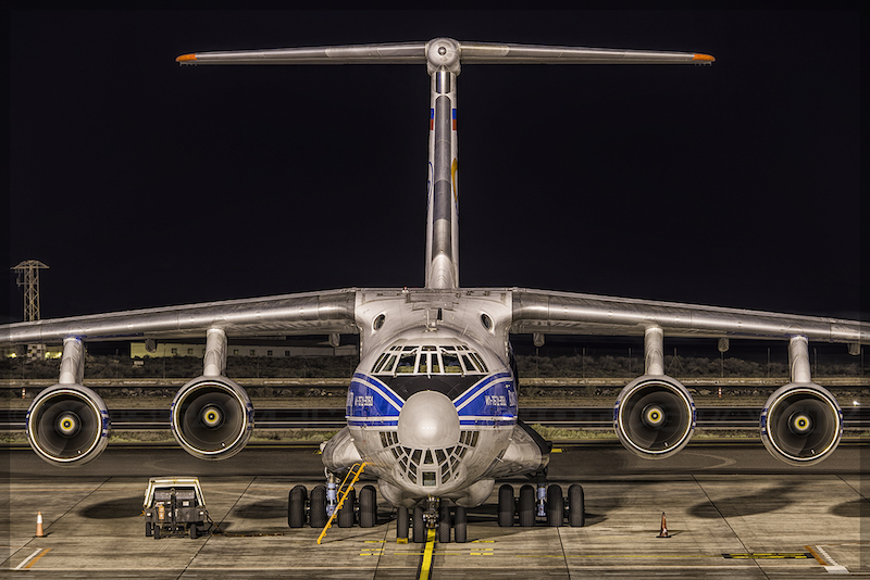 Visto de frente con el diedro invertido, característico de la aeronáutica soviética