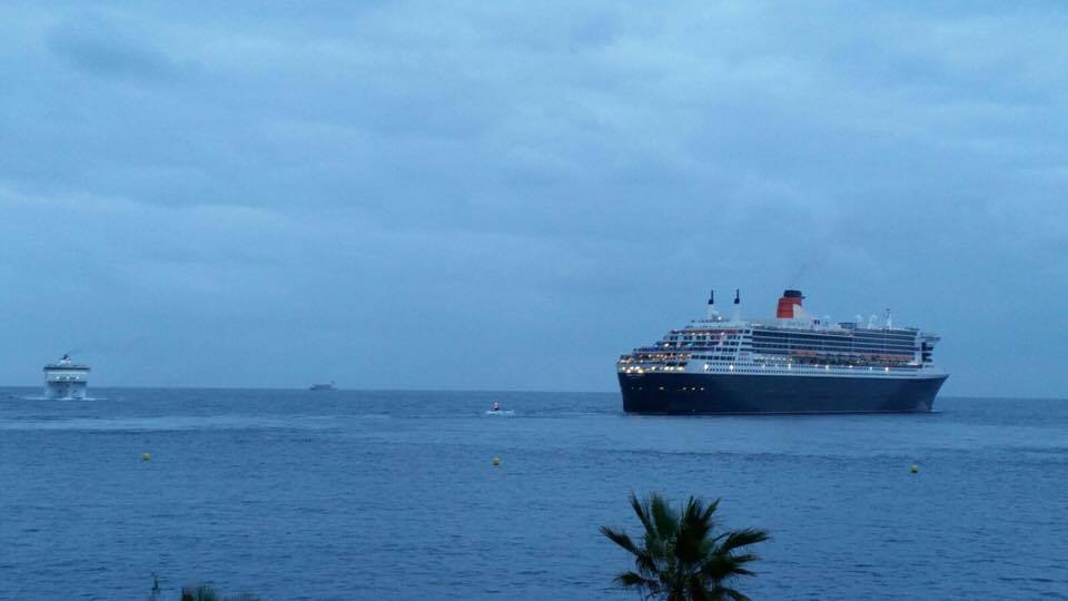 Listo de maniobra, el emblemático buque abandona el puerto de Tenerife