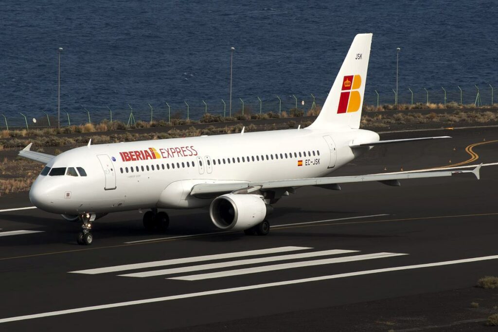 Iberia quiere sueldos más bajos para la “low cost” de largo radio