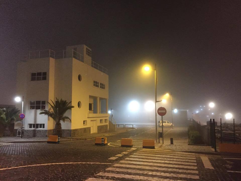 El puerto tinerfeño amanece cerrado en niebla