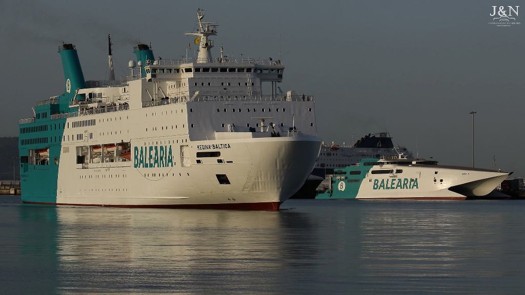 El ferry “Regina Báltica”, en Algeciras, camino de Valencia