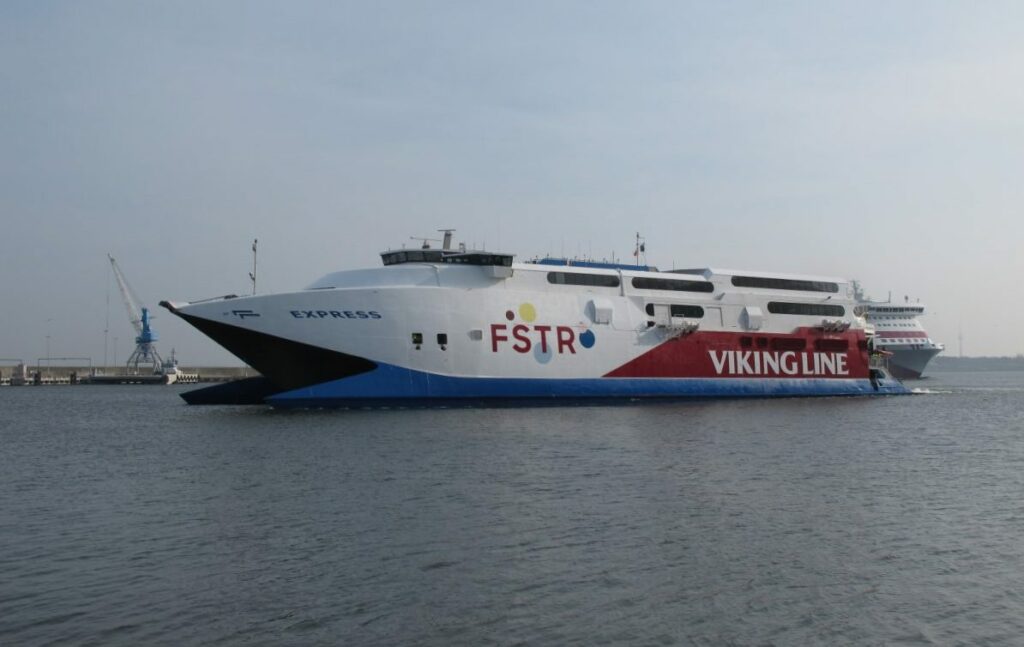 Naviera Armas negocia la compra del catamarán “Express”, ex “Catalonia”