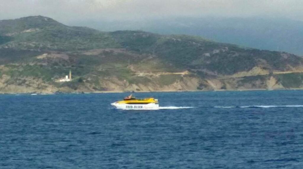El catamarán “Benchi Express” cruza el estrecho de Gibraltar
