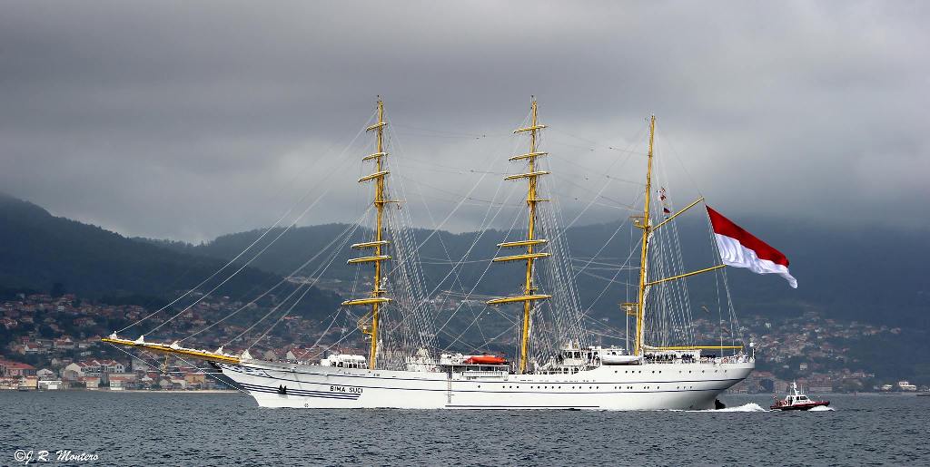 Vigo despide al buque-escuela indonesio “KRI Bima Suci”