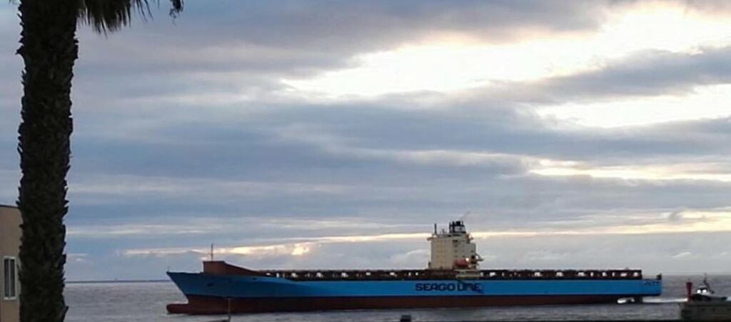 “Seago Bremerhaven”, en Tenerife, a cargar transbordos de Maersk