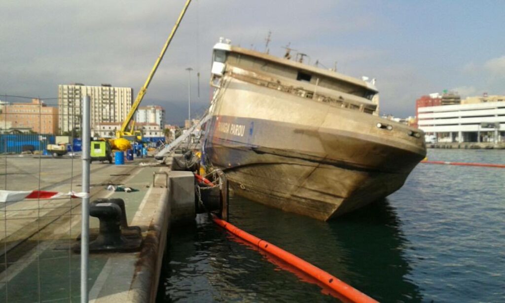 El buque “Panagia Parou”, hundido en Algeciras, reflotado