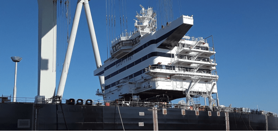 Montaje de la superestructura del petrolero “Monte Urbasa”