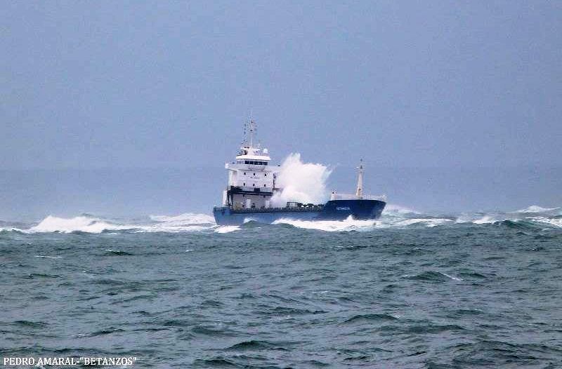 El buque “Betanzos” embarranca a la salida de Lisboa