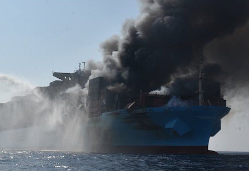 El buque “Maersk Honam”, presa del fuego descontrolado