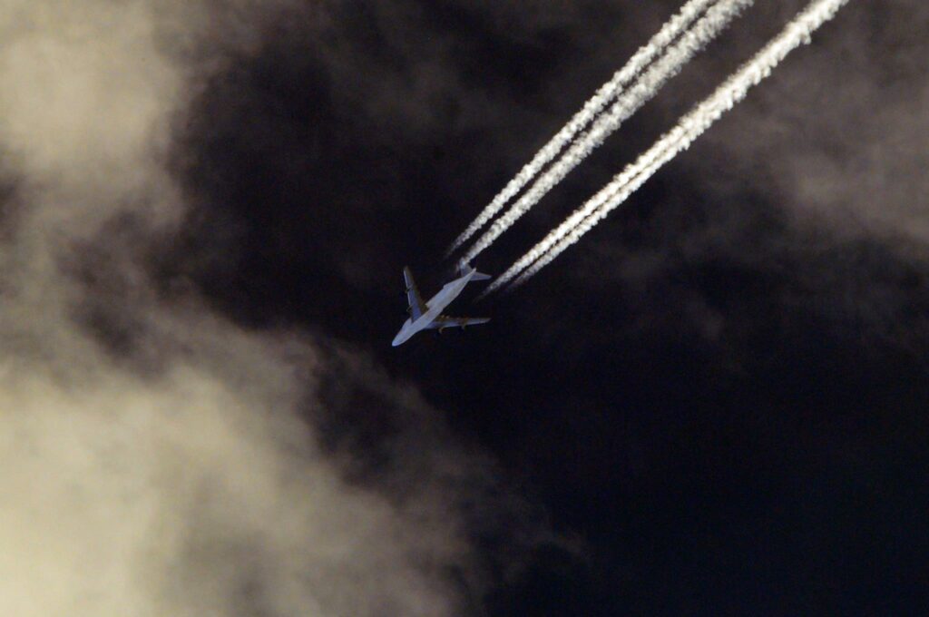 Estela de un gigante Boeing B-747 “Dreamlifter”