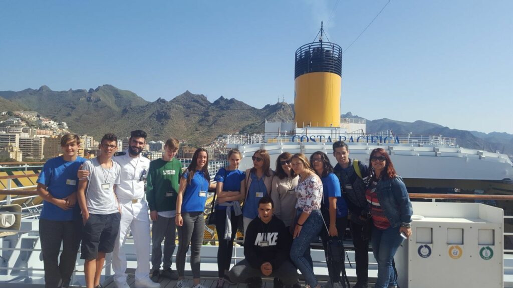 Alumnos del IES “María Rosa Alonso” visitan el buque “Costa Pacífica”