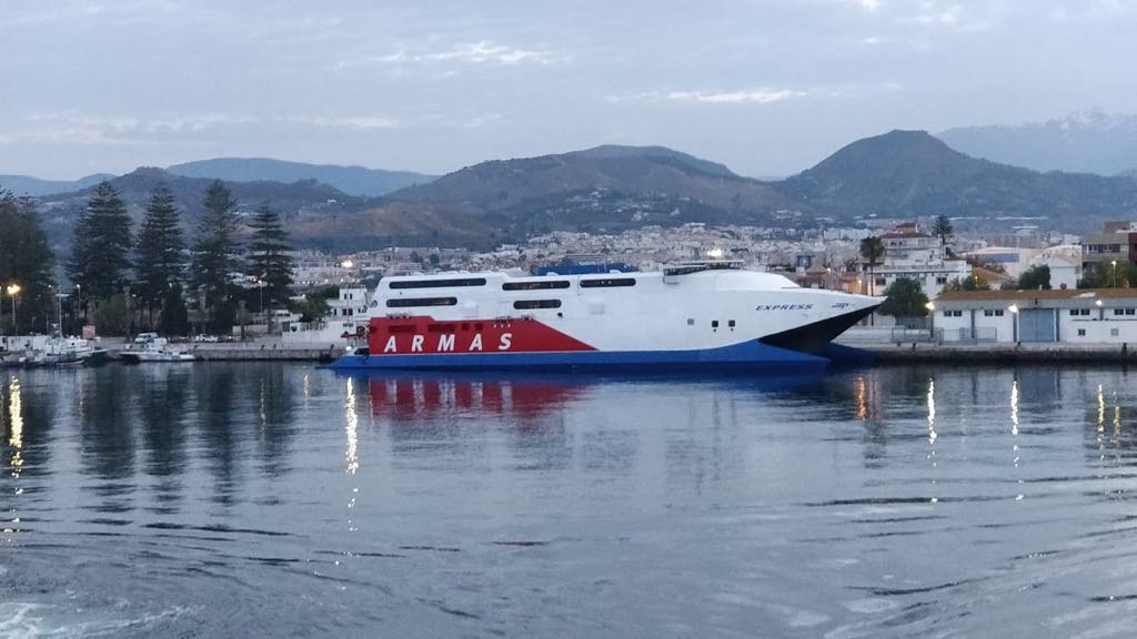 El catamarán “Express”, fletado por Armas, camino de Tenerife