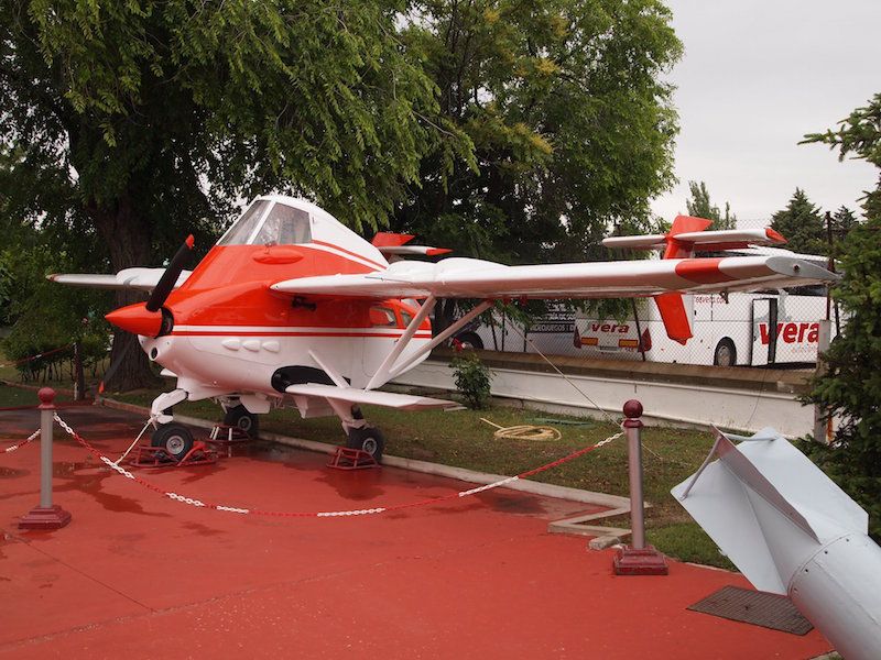 Cuatro Vientos exhibe un avión agrícola PL-12 Airtruk