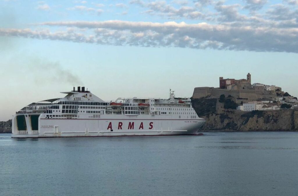 Primera escala del ferry “Volcán de Tinamar” en Ibiza