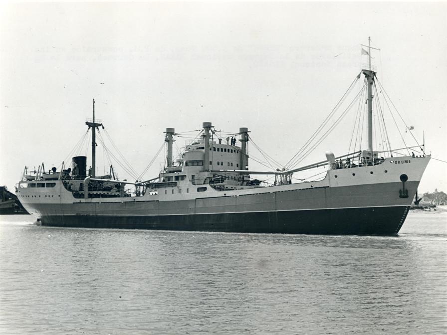 Los buques madereros «Okume» y «Ukola»