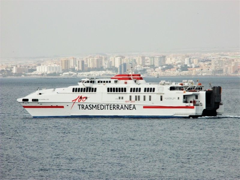 Trasmediterránea alivia la demanda en la línea Melilla-Almería