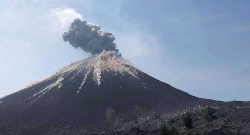 Los volcanes Gunung Soputan y Anak Krakatau, en erupción