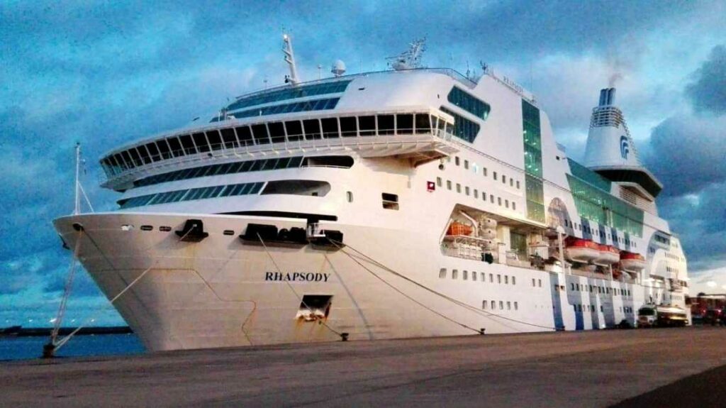El ferry “Rhapsody”, en Las Palmas, camino en Bahamas
