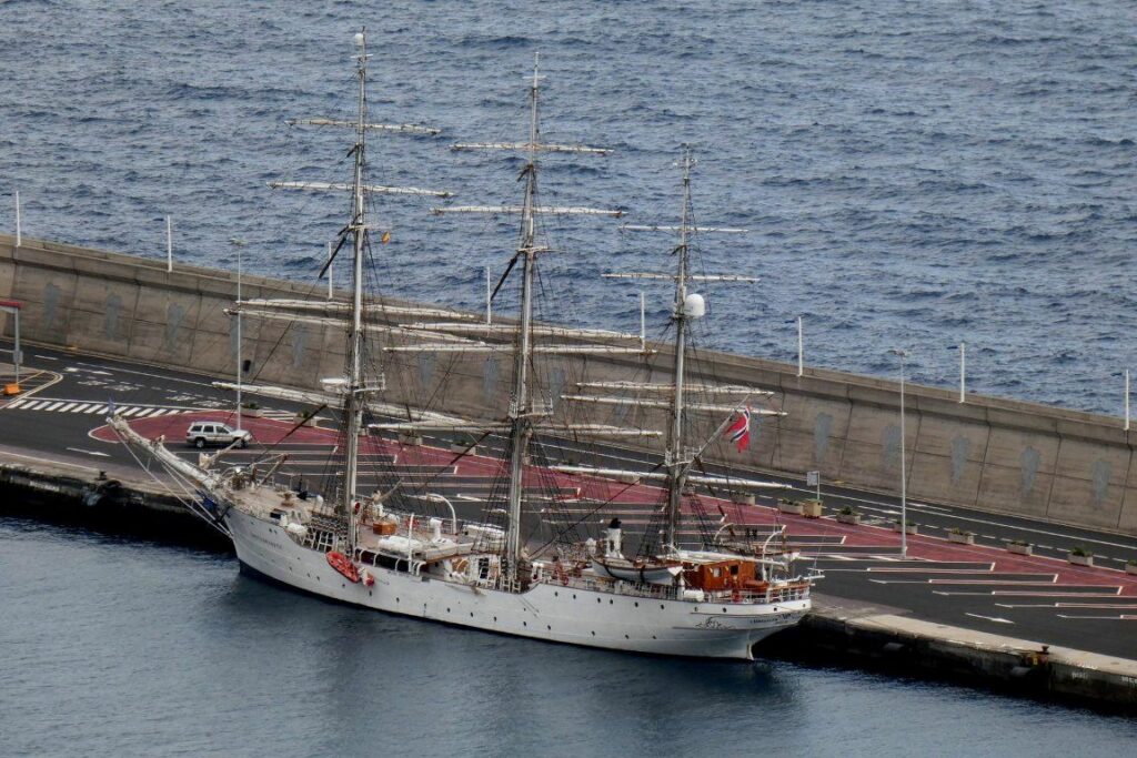 El octogenario velero noruego “Christian Radich”, en La Palma