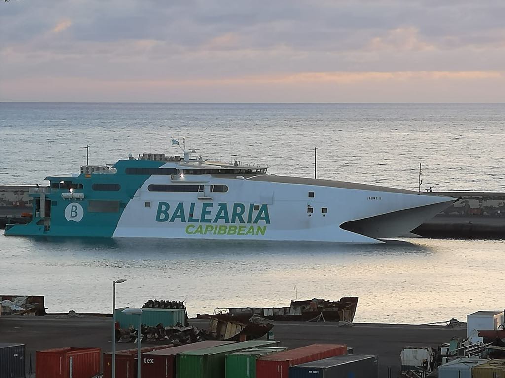 El HSC “Jaume II” amanece en Tenerife, en viaje a EE.UU.