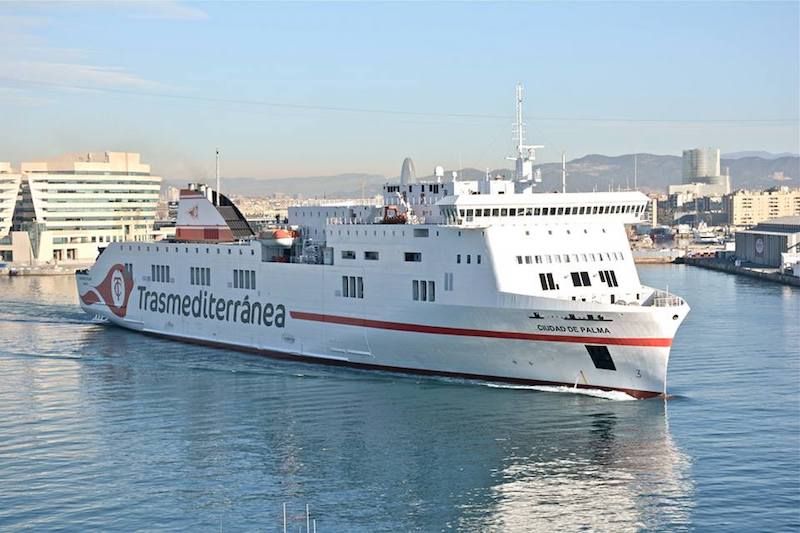 El buque "Ciudad de Palma" maniobra en el puerto de Barcelona