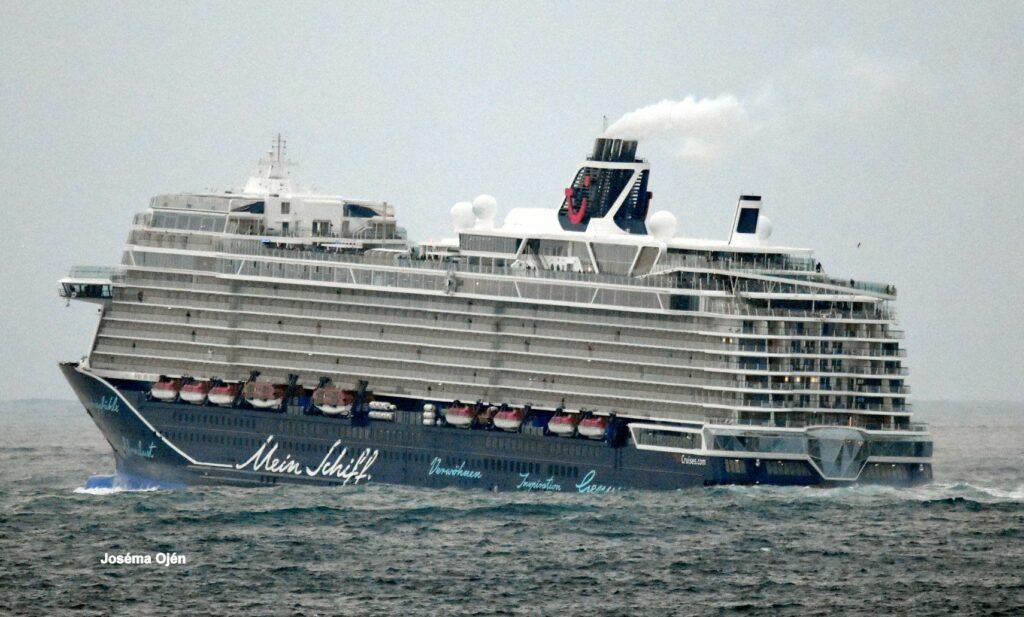 Mar de fondo en la despedida del buque “Mein Schiff 2”