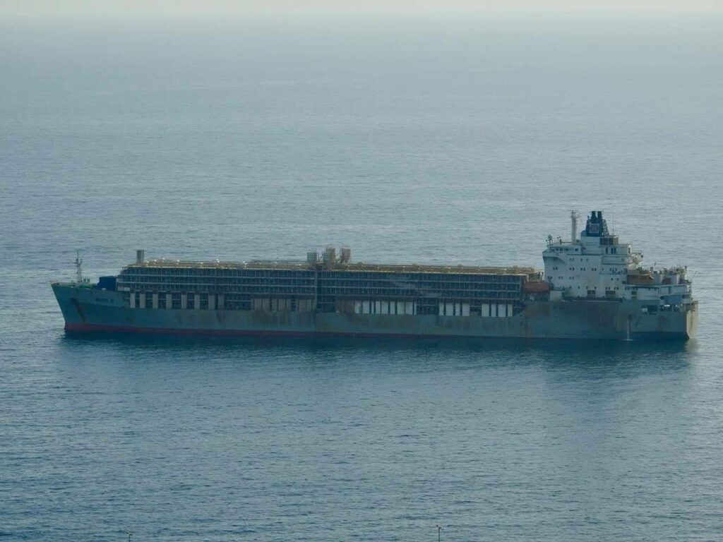 La pestilencia del buque establo “Bader III” invade Las Palmas