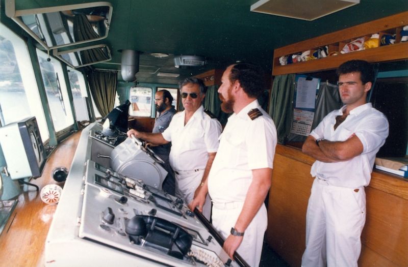 En el puente de mando del ferry “Villa de Agaete” (1987)