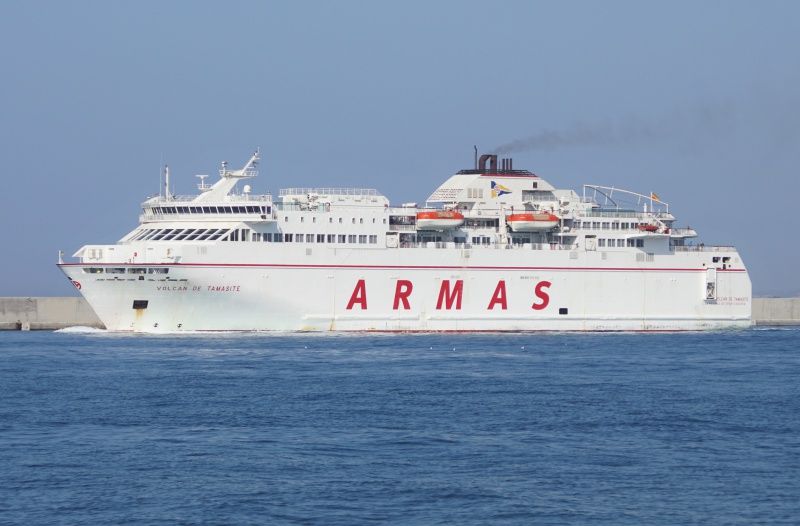 Golpe del ferry “Volcán de Tamasite” en el puerto de Las Palmas