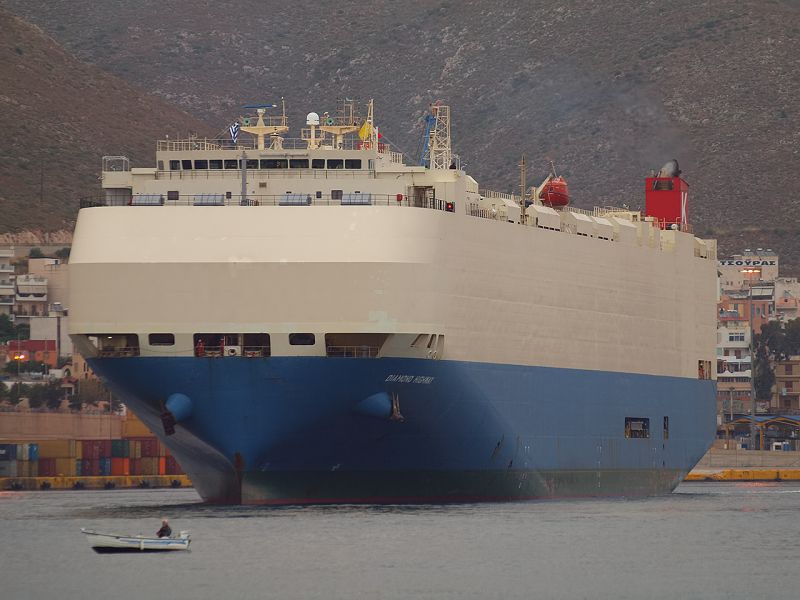Abandonado un «car carrier» en Filipinas, presa del fuego