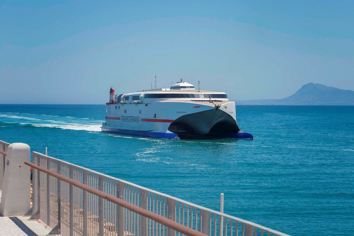 El catamarán "Ciudad de Ceuta", a su llegada a Gandia