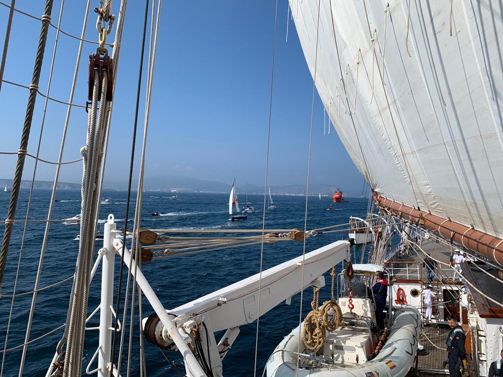 Las embarcaciones deportivas escoltan al buque-escuela "Juan Sebastián de Elcano"