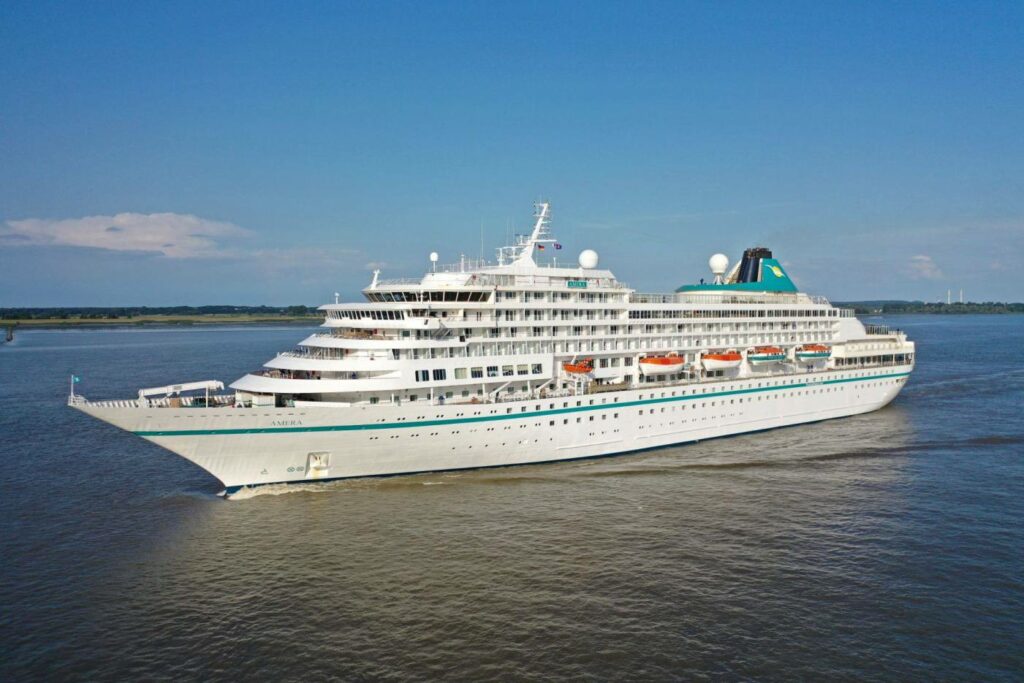 Phoenix Reisen estrena el buque “Amera”, ex “Prinsendam”
