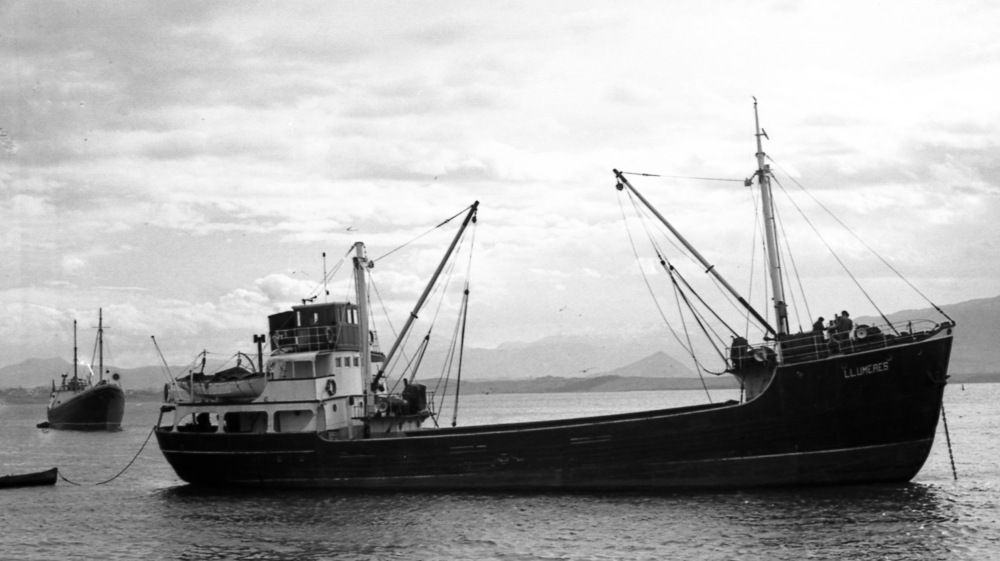El buque de cabotaje "Llumeres", visto por la banda de estribor 