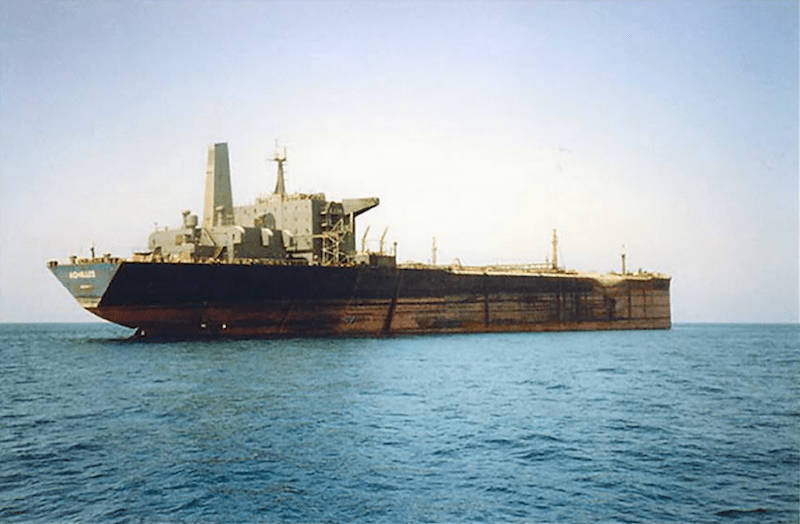 El petrolero "Achilles", tras el ataque sufrido en el golfo Pérsico