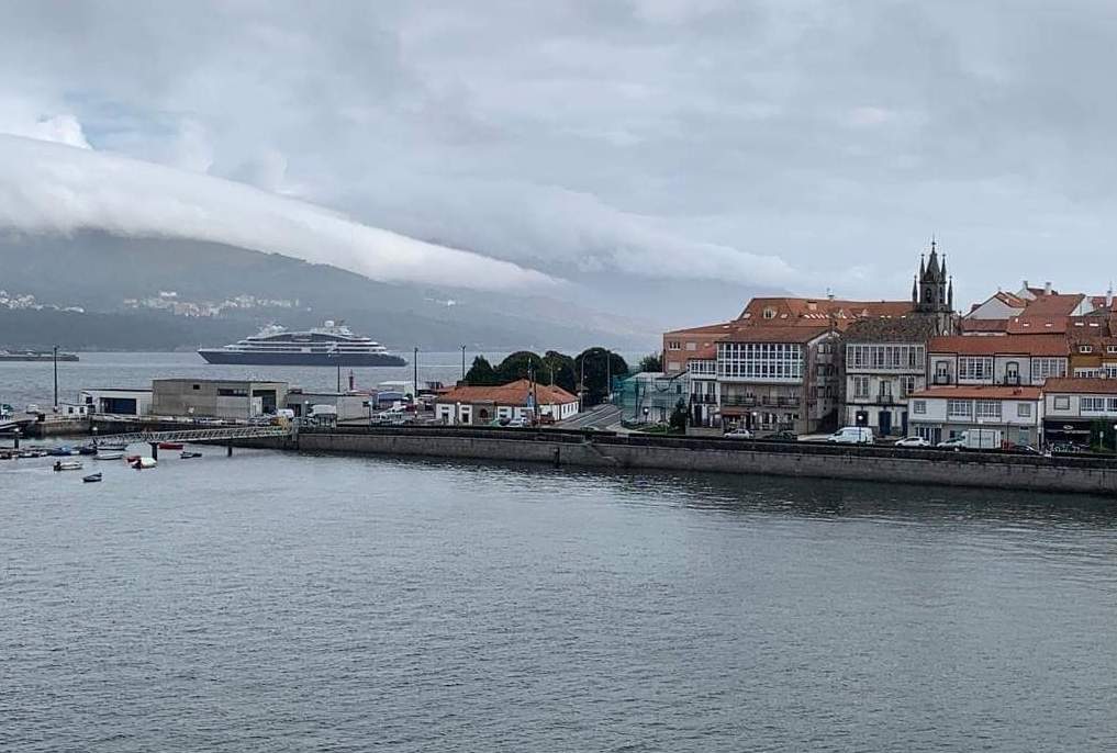 El buque de ultralujo “Le Dumont d’ Urville” atraca en Brens