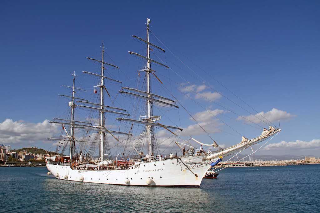 El octogenario velero noruego “Christian Radich”, en Palma