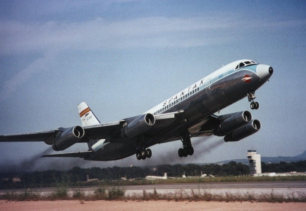 El avión Convair CV 990A, en maniobra de despegue 
