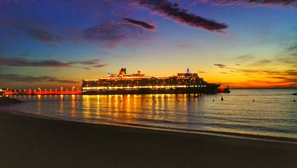 La silueta del buque "Queen Elizabeth" se recorta al alba en el puerto de Santa Cruz de La Palma 