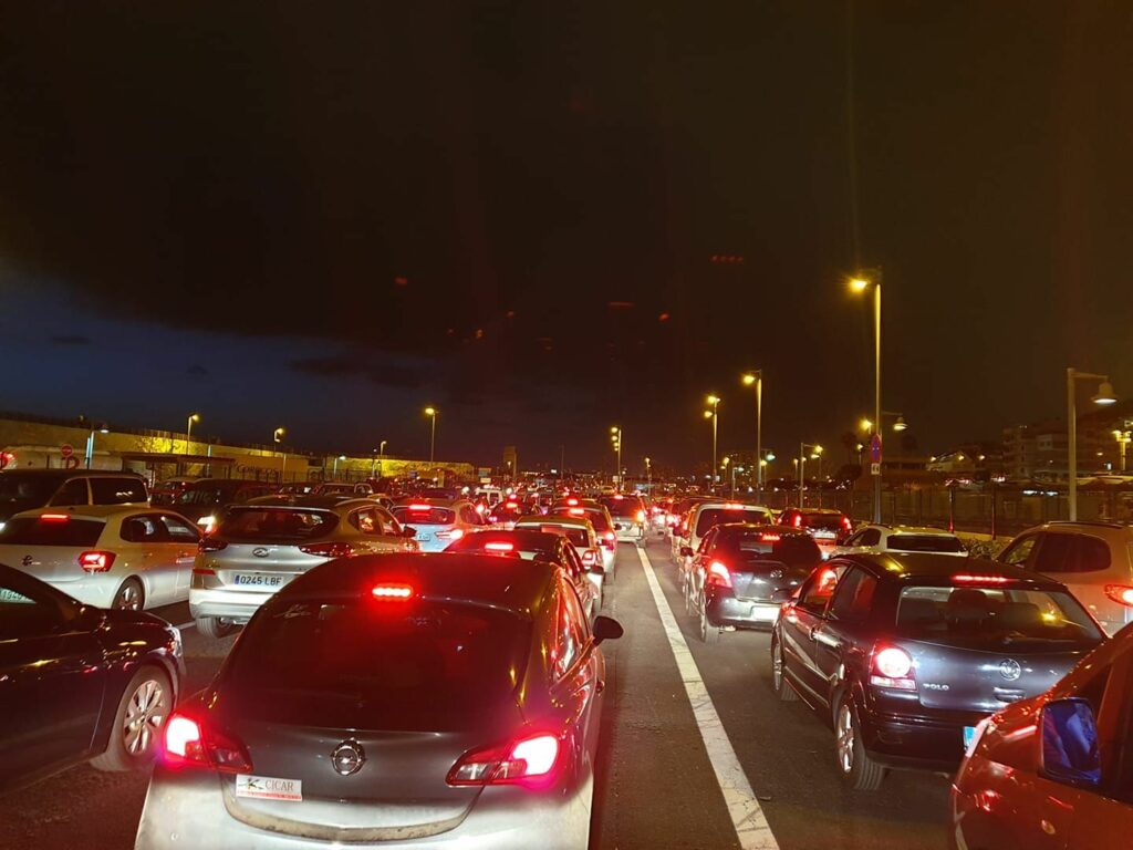 El caos se apodera, una vez más, del puerto de Los Cristianos