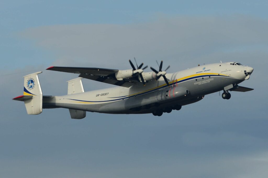 El único avión Antonov An-22 comercial sobrevuela Madrid