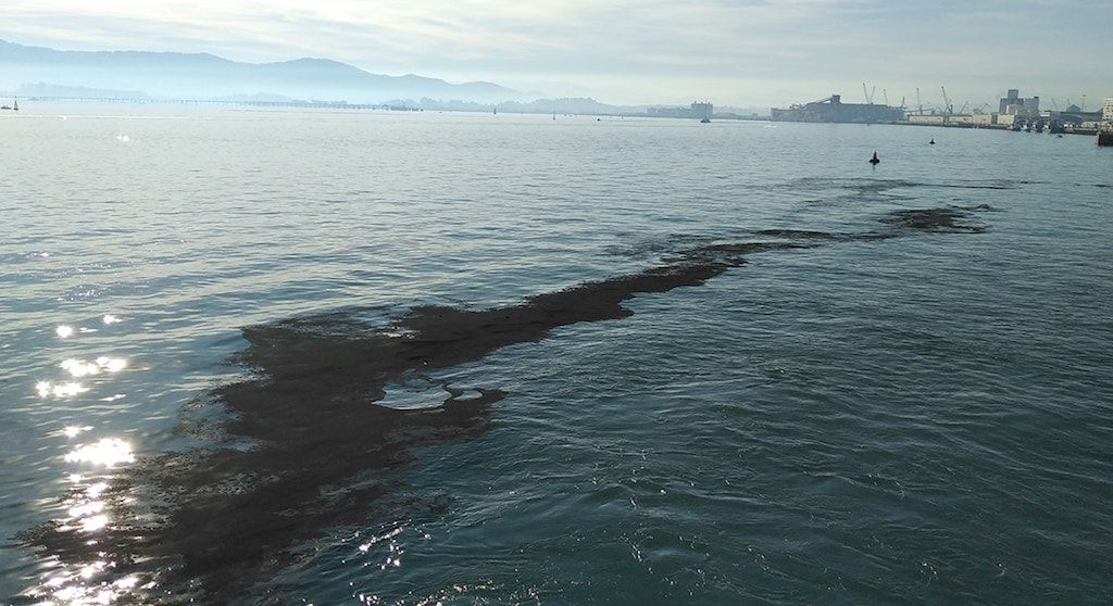 El ferry “Kerry” provoca un vertido en el puerto de Santander