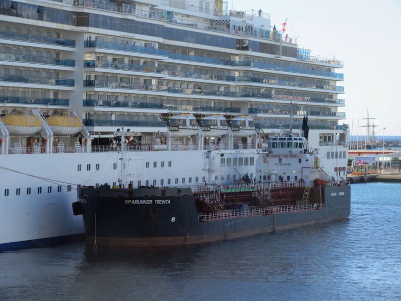 CEPSA posiciona la barcaza “Spabunker Treinta” en Tenerife