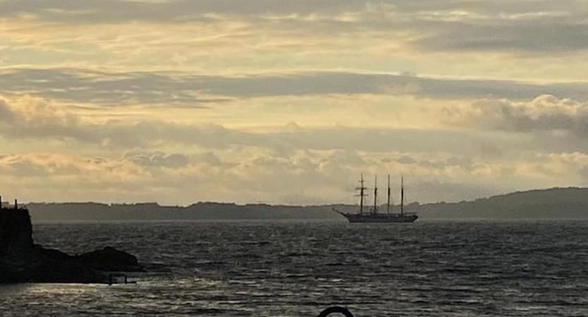 Solo el director de la Escuela Naval Militar recibe al “Elcano”